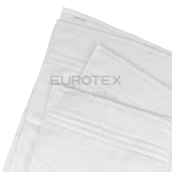 Dettaglio decorazione asciugamani bianchi per hotel Oslo