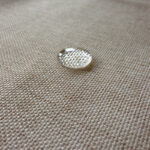 Goccia che non viene assorbita dalla Tovaglia Fiamma grigia grazie alle sue proprietà antimacchia