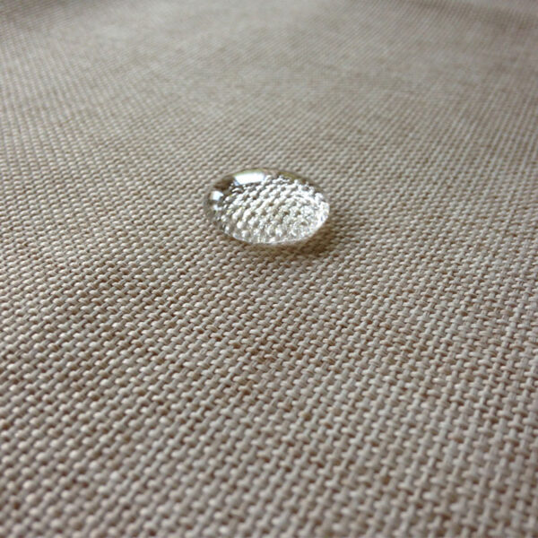 Goccia che non viene assorbita dalla Tovaglia Fiamma grigia grazie alle sue proprietà antimacchia