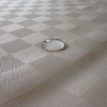Goccia che non viene assorbita grazie alle proprietà antimacchia idrorepellenti della Tovaglia Marostica