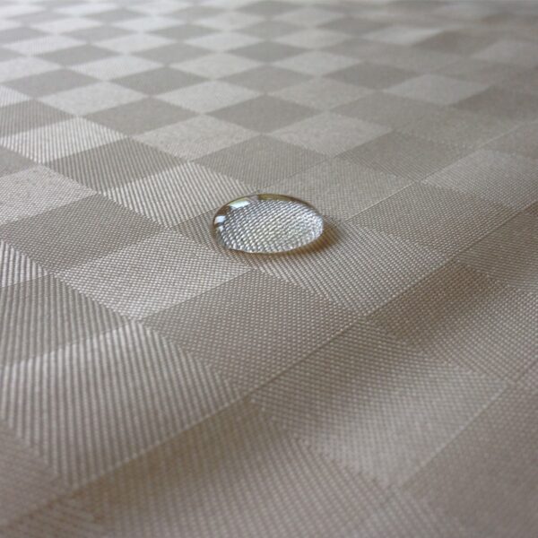 Goccia che non viene assorbita grazie alle proprietà antimacchia idrorepellenti della Tovaglia Marostica