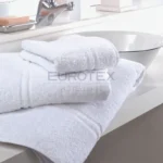 Il tris di Asciugamani bianchi per hotel linea Amburgo in bagno