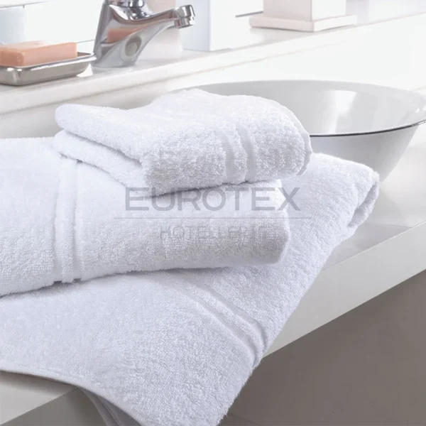 Il tris di Asciugamani bianchi per hotel linea Amburgo in bagno