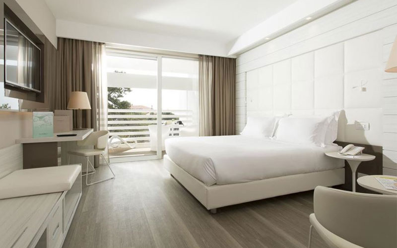 Sei indeciso su come arredare la camera da letto della tua struttura? Niente paura: ci pensiamo noi a darti qualche buon consiglio!