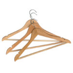 Gruccia appendiabiti in legno con gancio tradizionale, intagli e asta. Affidati a Eurotex: specialisti nelle forniture per hotel e B&B