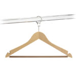 Gruccia appendiabiti in legno con anello antifurto per maggiore sicurezza. Affidati a Eurotex: specialisti nelle forniture per hotel e B&B