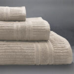 Asciugamani Sabbia rigati colorati per B&B e case vacanze in morbida spugna ritorta. Asciugamani unici, moderni e dai colori brillanti.