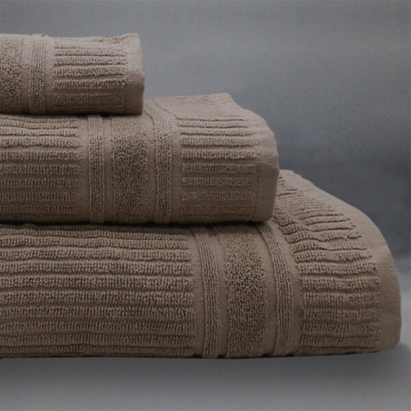 Asciugamani rigati colorati per B&B e case vacanze in morbida spugna ritorta. Asciugamani unici, moderni e dai colori brillanti.