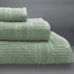 Asciugamani Verdi rigati colorati per B&B e case vacanze in morbida spugna ritorta. Asciugamani unici, moderni e dai colori brillanti.