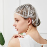 Cuffia da doccia Lux white in scatola bianca pratica ed elegantissima, utile per proteggere i capelli sotto la doccia o in vasca da bagno.