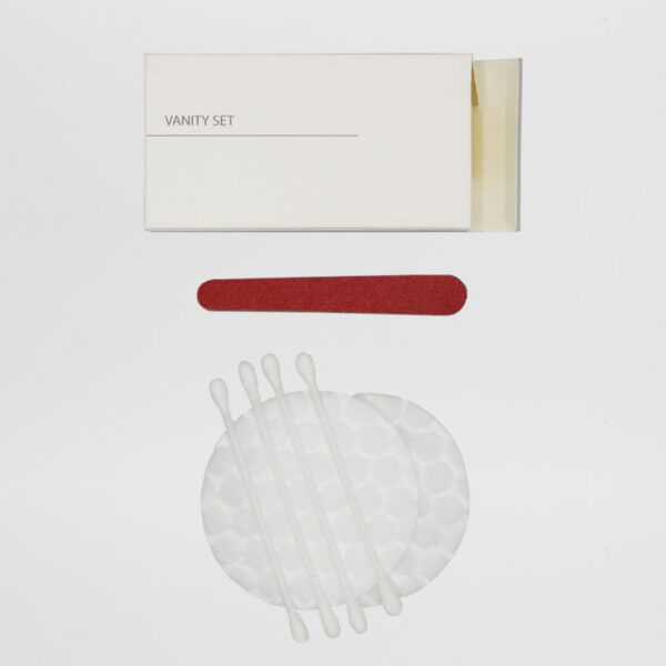 Vaniy set Lux white in scatola bianca elegante e moderna, composto da 1 lima per unghie, 4 cotton fioc e 2 dischetti struccanti in cotone.