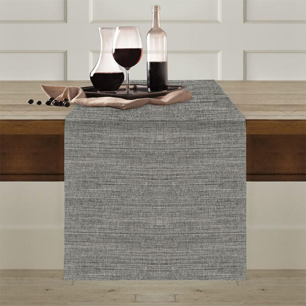 Runner antimacchia Flammè cenere steso sul tavolo