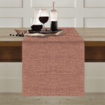 Runner antimacchia Flammè granata steso sul tavolo