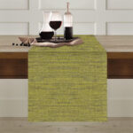 Runner antimacchia Flammè pistacchio steso sul tavolo