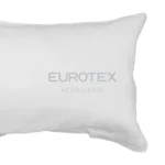 Cuscino con federa bianca da hotel Cortina