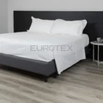 Letto rifatto con lenzuola e federe bianche hotel Milano