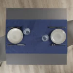 Tavola apparecchiata con Runner idrorepellente no stiro Elite in tessuto jacquard blu