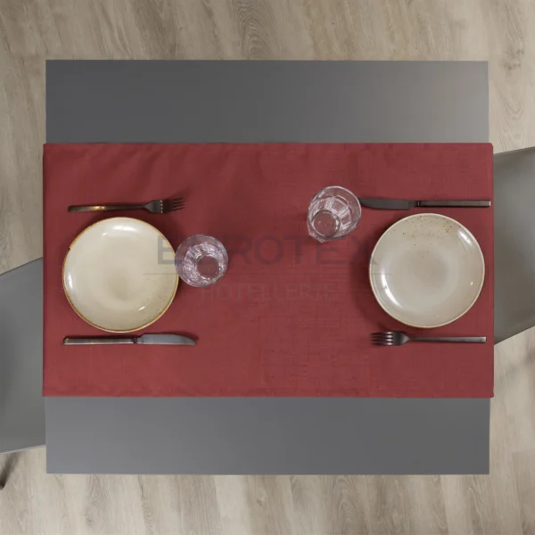 Tavola apparecchiata con Runner idrorepellente no stiro Elite in tessuto jacquard bordeaux