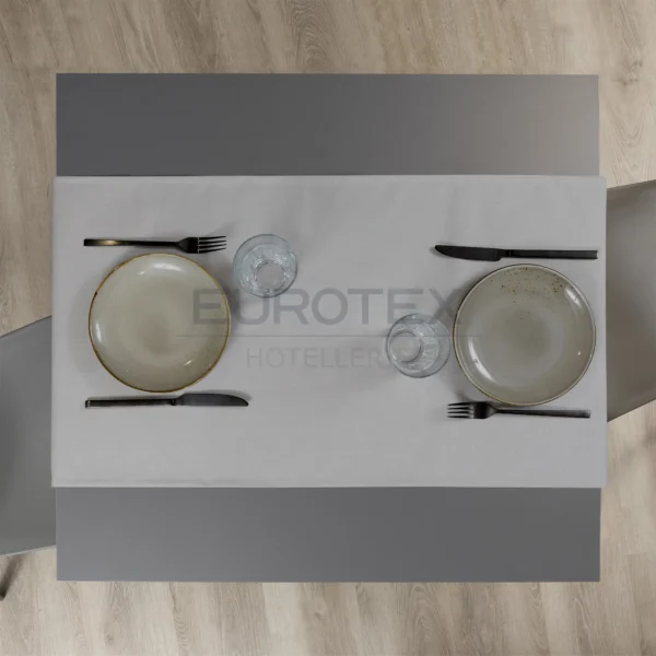 Tavola apparecchiata con Runner idrorepellente no stiro Elite in tessuto jacquard grigio