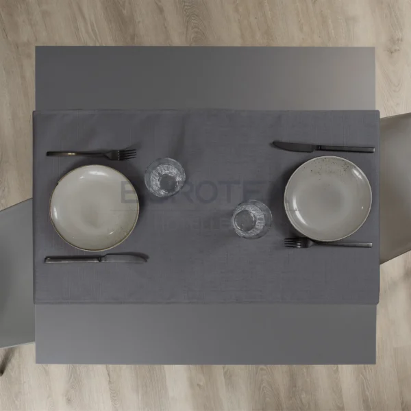 Tavola apparecchiata con Runner idrorepellente no stiro Elite in tessuto jacquard grigio scuro
