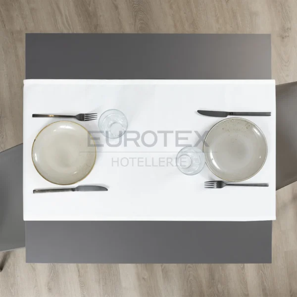 Tavola apparecchiata con Runner idrorepellente no stiro Elite in tessuto jacquard panna