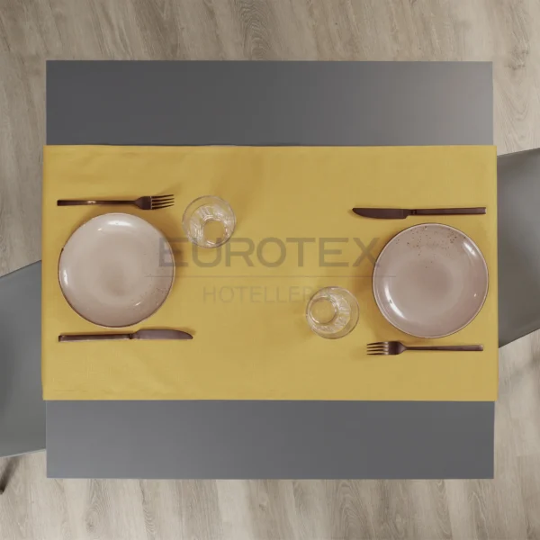 Tavola apparecchiata con Runner idrorepellente no stiro Elite in tessuto jacquard senape