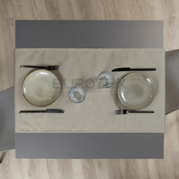 Tavola apparecchiata con Runner idrorepellente no stiro Elite in tessuto jacquard tortora