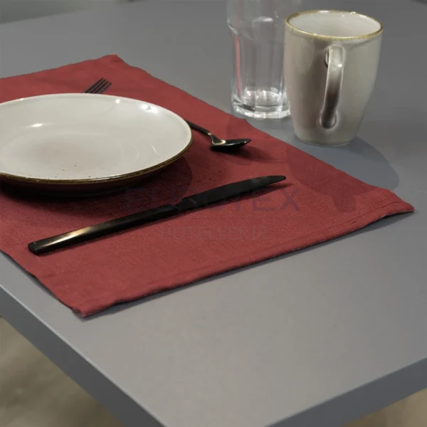 Tovaglietta idrorepellente no stiro Elite in tessuto jacquard bordeaux con piatti e posate