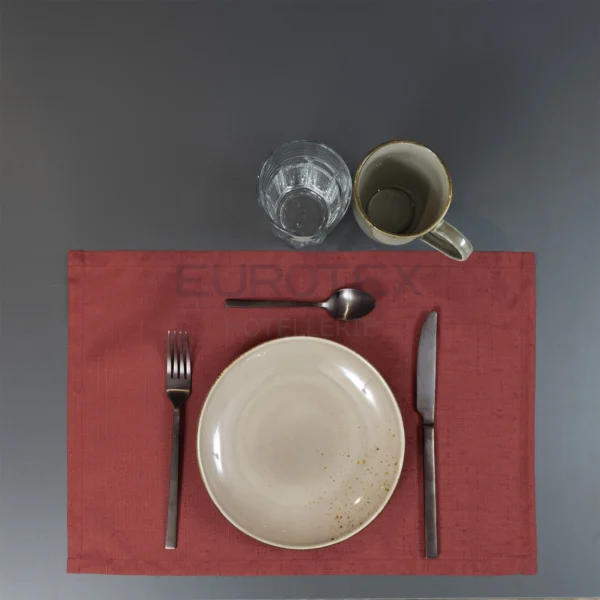 Tavola apparecchiata con tovaglietta idrorepellente no stiro Elite in tessuto jacquard bordeaux