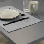 Tovaglietta idrorepellente no stiro Elite in tessuto jacquard grigio chiaro con piatti e posate