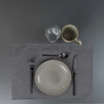 Tavola apparecchiata con tovaglietta idrorepellente no stiro Elite in tessuto jacquard grigio scuro