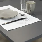 Tovaglietta idrorepellente no stiro Elite in tessuto jacquard panna con piatti e posate