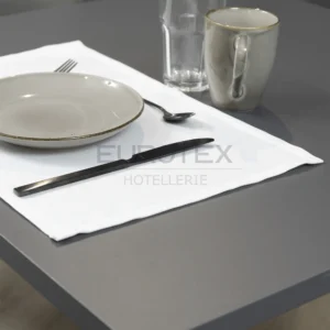 Tovaglietta idrorepellente no stiro Elite in tessuto jacquard panna con piatti e posate