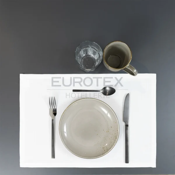Tavola apparecchiata con tovaglietta idrorepellente no stiro Elite in tessuto jacquard panna