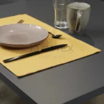 Tovaglietta idrorepellente no stiro Elite in tessuto jacquard senape con piatti e posate