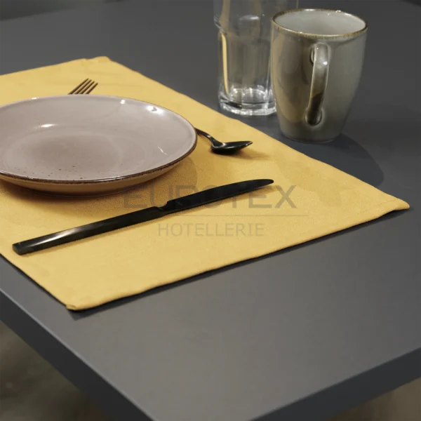 Tovaglietta idrorepellente no stiro Elite in tessuto jacquard senape con piatti e posate