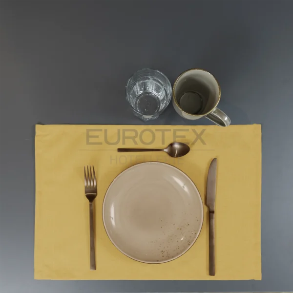 Tavola apparecchiata con tovaglietta idrorepellente no stiro Elite in tessuto jacquard senape