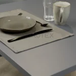 Tovaglietta idrorepellente no stiro Elite in tessuto jacquard tortora con piatti e posate