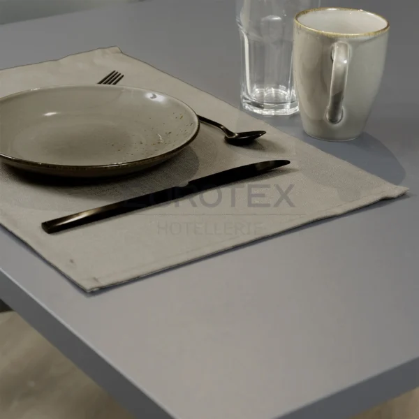 Tovaglietta idrorepellente no stiro Elite in tessuto jacquard tortora con piatti e posate