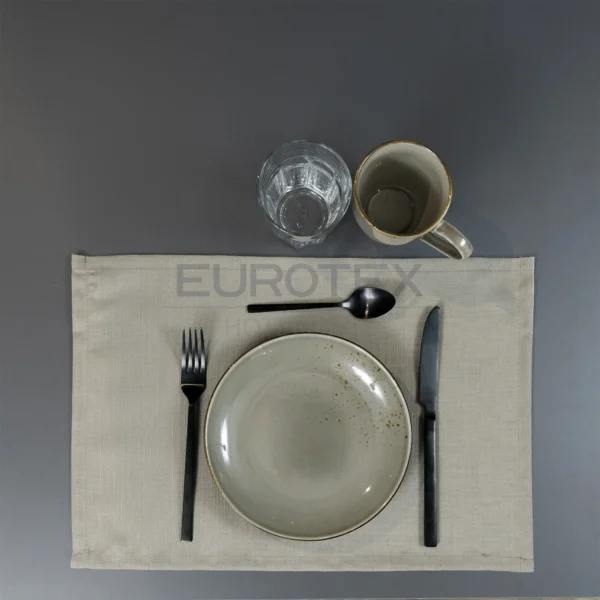 Tavola apparecchiata con tovaglietta idrorepellente no stiro Elite in tessuto jacquard tortora