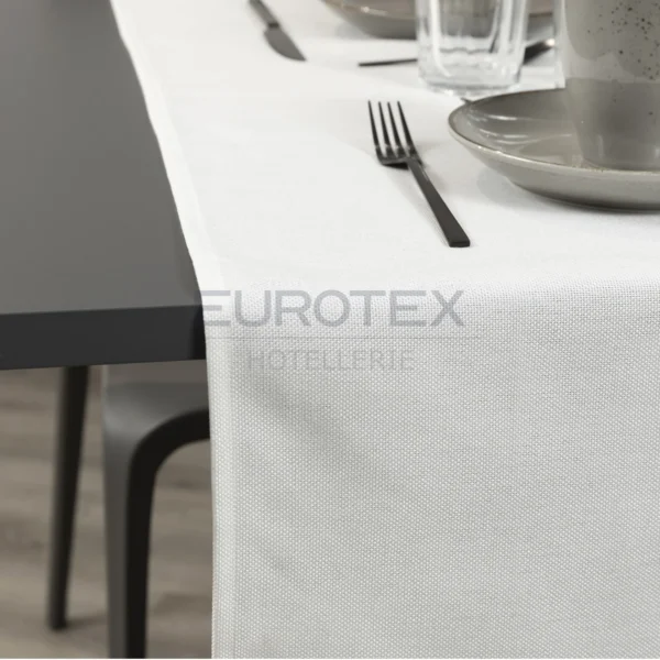 Runner idrorepellente no stiro Amelia in tessuto poliestere effetto iuta bianco