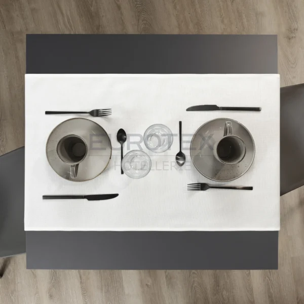 Tovaglia apparecchiata con runner idrorepellente no stiro Amelia in tessuto poliestere effetto iuta bianco