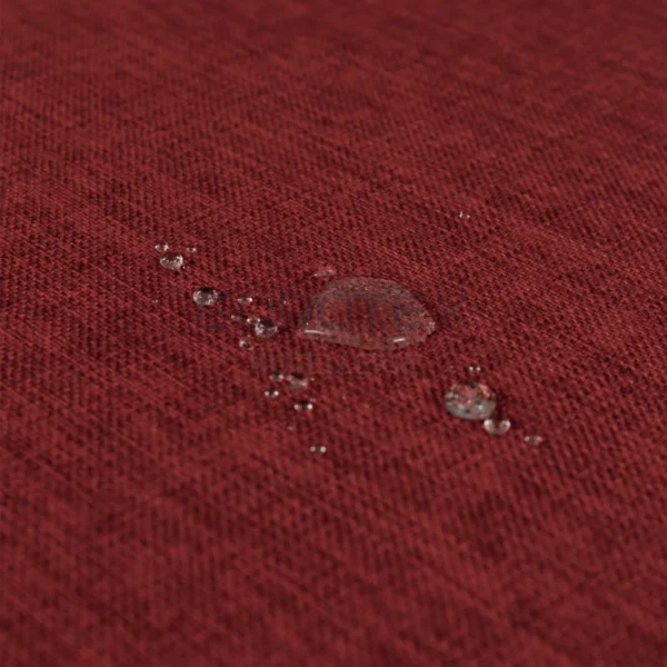 Goccia che non viene assorbita dalla tovaglia idrorepellente no stiro Amelia bordeaux