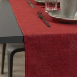 Runner idrorepellente no stiro Amelia in tessuto poliestere effetto iuta bordeaux