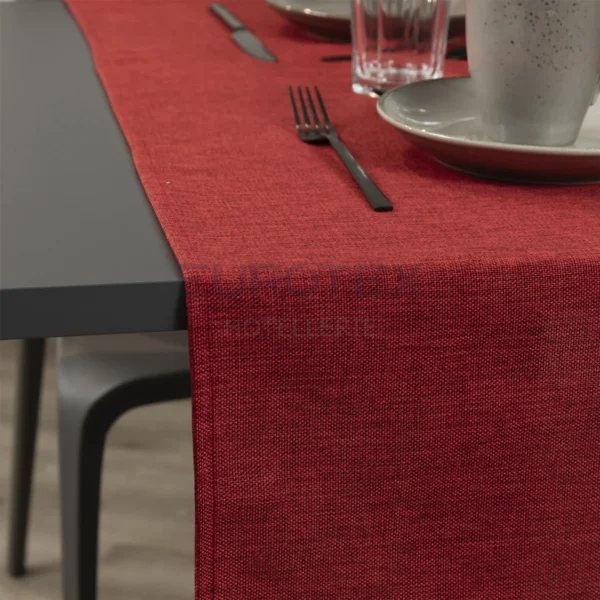 Runner idrorepellente no stiro Amelia in tessuto poliestere effetto iuta bordeaux