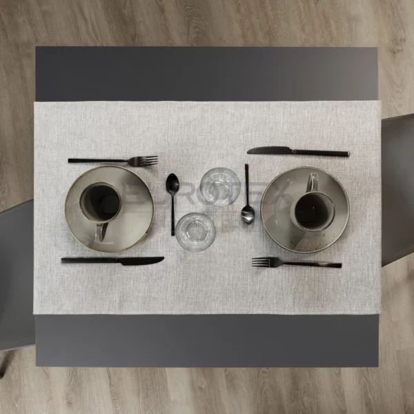 Tovaglia apparecchiata con runner idrorepellente no stiro Amelia in tessuto poliestere effetto iuta grigio