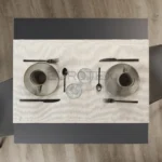 Tovaglia apparecchiata con runner idrorepellente no stiro Amelia in tessuto poliestere effetto iuta sabbia