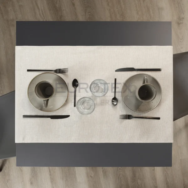 Tovaglia apparecchiata con runner idrorepellente no stiro Amelia in tessuto poliestere effetto iuta sabbia